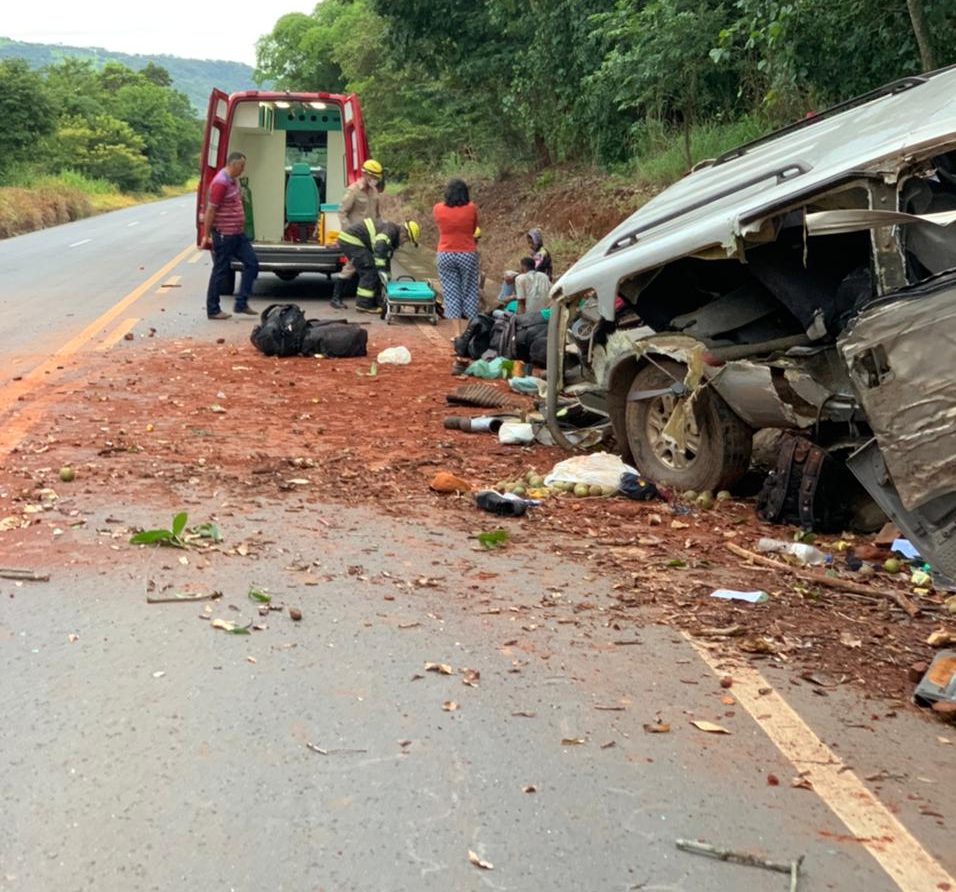 Uma pessoa morreu e nove ficaram feridas após um acidente de carro na GO-060, em São Luís de Montes Belos. (Foto: divulgação/Corpo de Bombeiros)