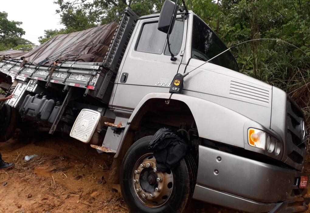 PM recupera, em Campos Belos, caminhão com seis toneladas de comidas roubadas na Bahia - polícia militar -