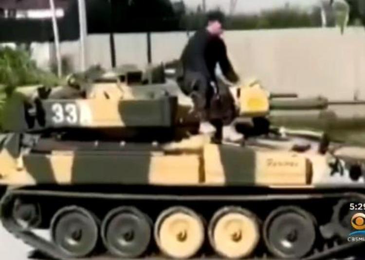 Homem dirige tanque militar nas ruas e aterroriza moradores na Flórida
