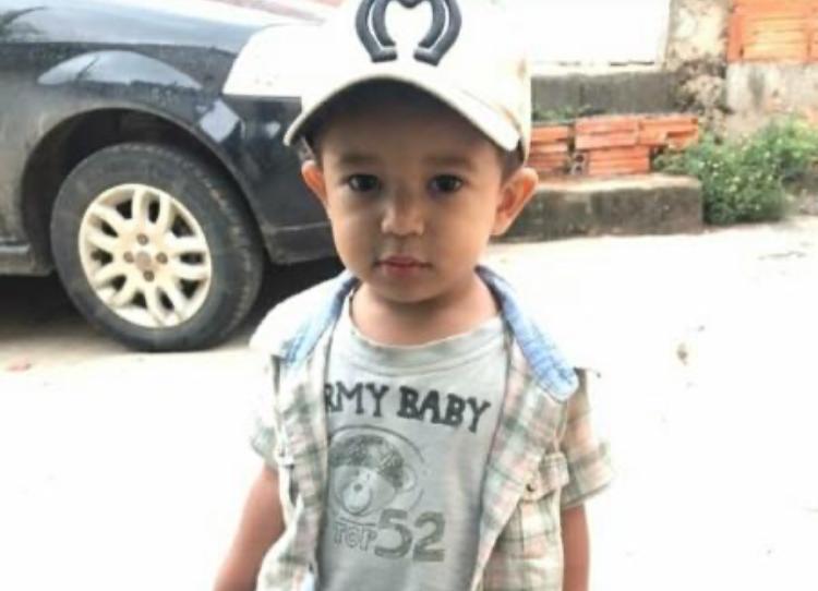 Morre menino de dois anos que engasgou com brinquedo em Minasasgar com brinquedo