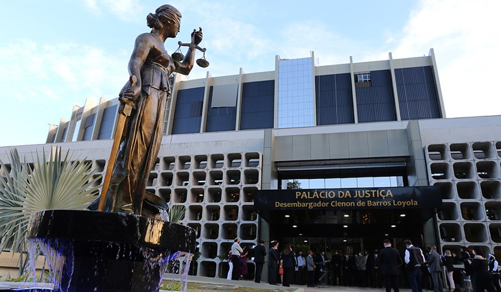 Imagem da deusa da mitologia grega Têmis também figura na entrada do Supremo Tribunal Federal (Foto: divulgação/TJ)