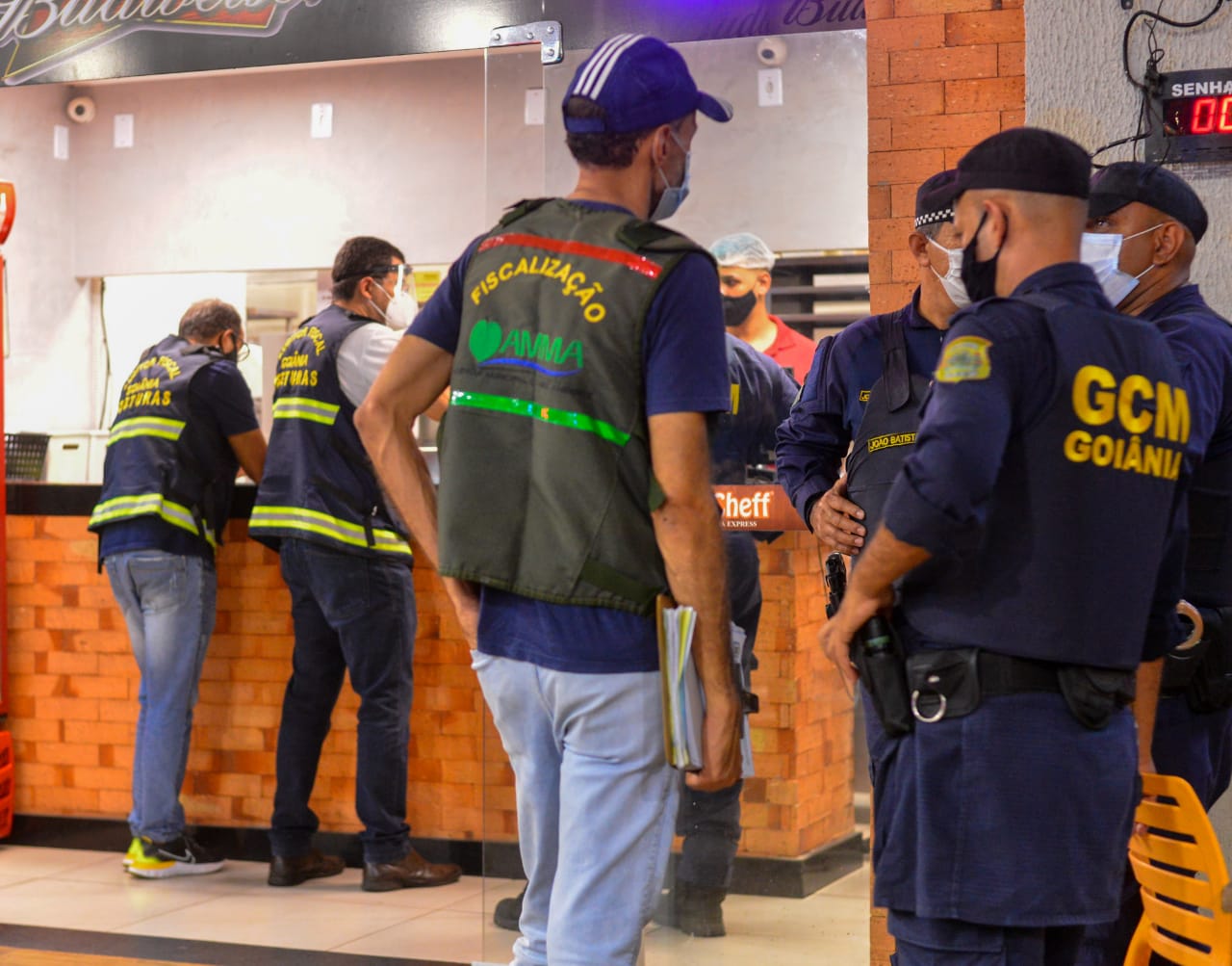 Equipes da Prefeitura de Goiânia fecharam 31 estabelecimentos e aplicaram 11 multas a comércios que desrespeitaram as novas normas. (Foto: Jucimar de Sousa/Mais Goiás)