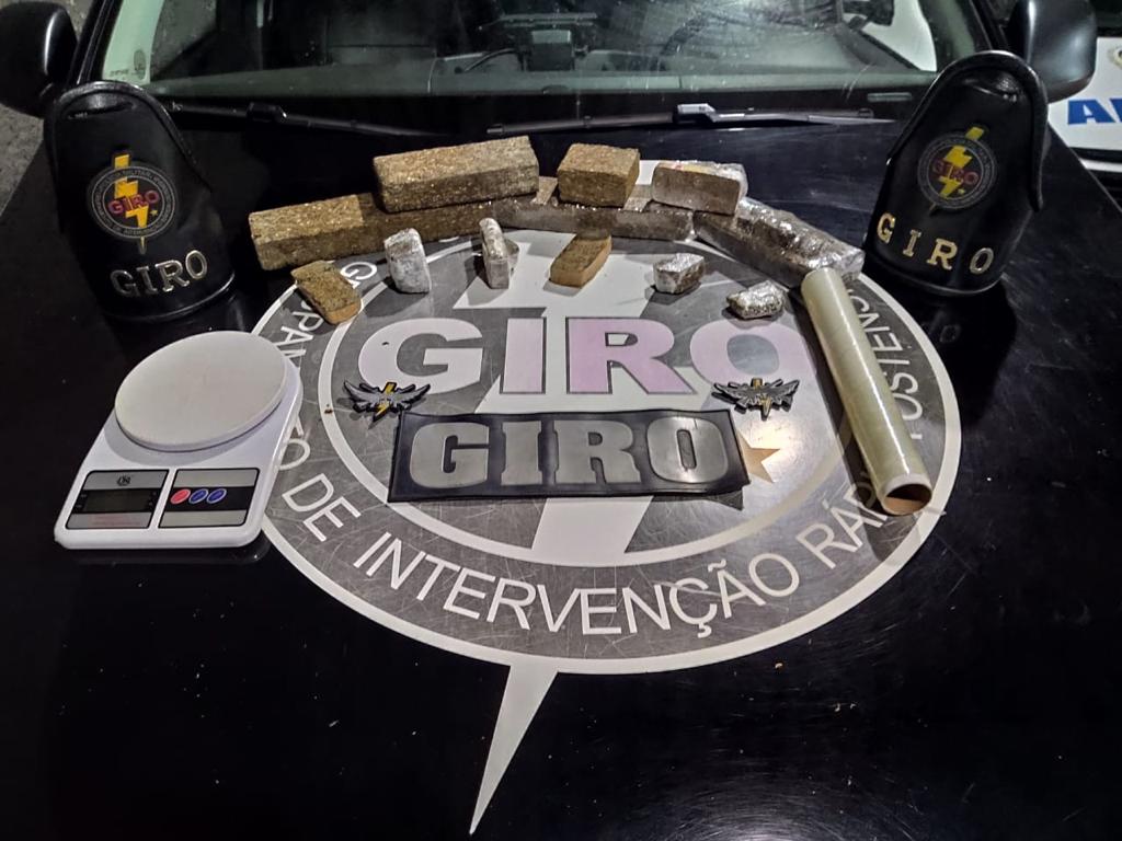 Uma denúncia anônima à PM resultou na prisão de um homem e apreensão de drogas avaliadas em R$ 10 mil, em Abadia de Goiás. (Foto: divulgação/PM)