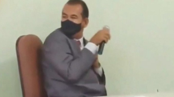 Prefeito escapa de atentado com enxada durante a posse na Bahia; vídeo