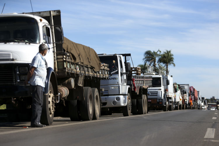 Auxílio-diesel a caminhoneiros não deve impedir greve do dia 1º