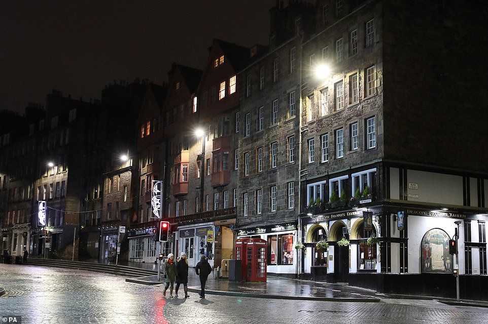 Em Edinburgo, na Escócia, as ruas ficaram praticamente desertas na virada de ano (Foto: Daily Mail)