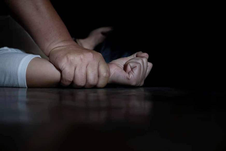 Homem é preso suspeito de abusar mais de 20 vezes da filha de 10 anos