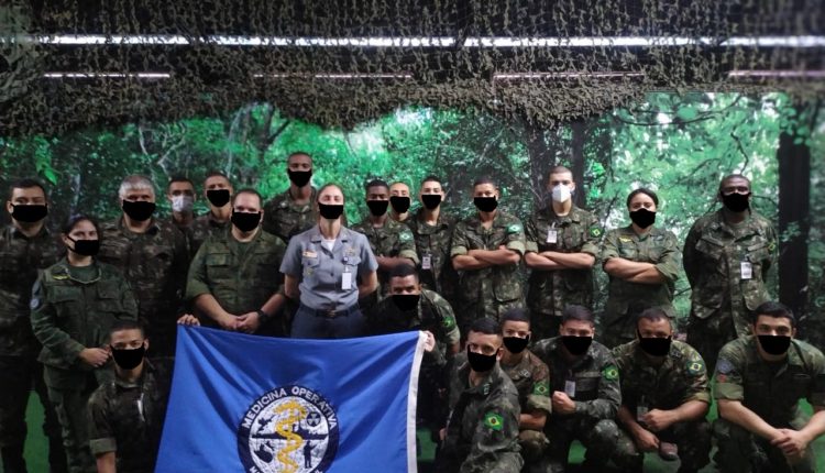 Militares viram piada com máscaras desenhadas digitalmente em fotos oficiais; veja