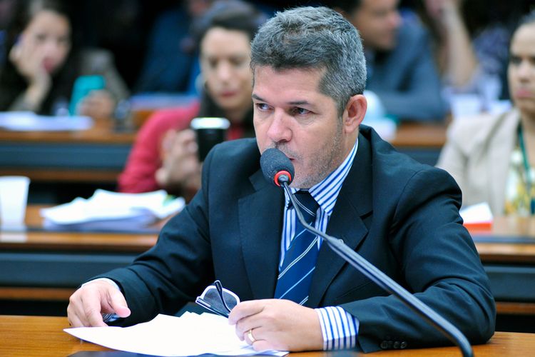 Delegado Waldir diz que deputados do PSL apoiam Lira por emendas e cargos