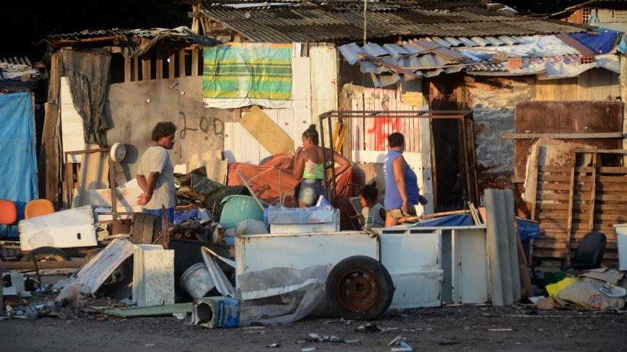 Cadastro do governo federal aponta quase 40 milhões de brasileiros em situação vulnerável. Na foto, moradores da maior favela de Maceió (Imagem: Beto Macário/UOL)