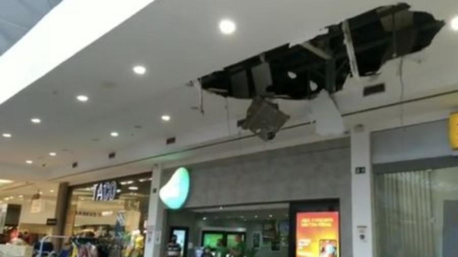 Parte do teto de um shopping center de Pernambuco caiu e deixou duas pessoas feridas na manhã desta sexta-feira (29). (Foto: reprodução)