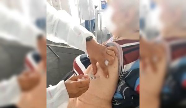 Uma técnica de enfermagem foi afastada após ter simulado que aplicou a vacina contra a covid-19 em uma idosa de 97 anos, em Maceió