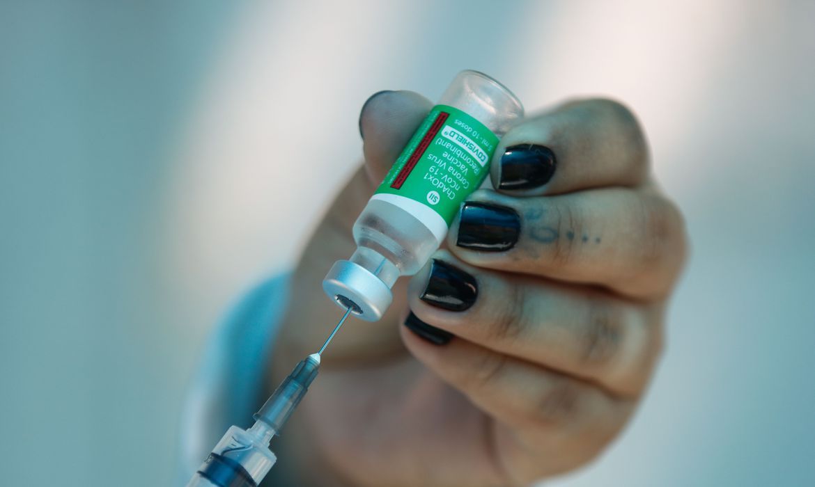 AstraZeneca para de fabricar e distribuir vacina contra a Covid Farmacêutica afirma que há excedente de imunizantes atualizados disponíveis