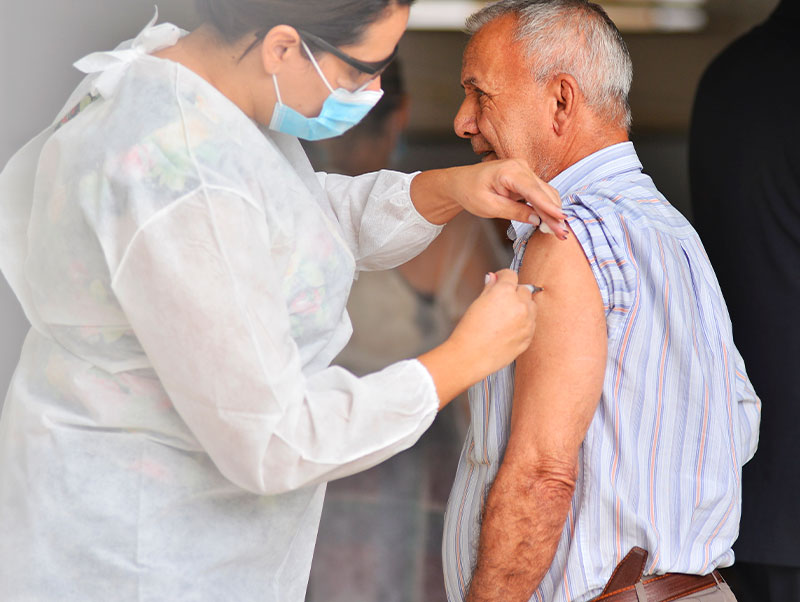 Nem todo idoso e profissional da saúde é prioridade na vacinação
