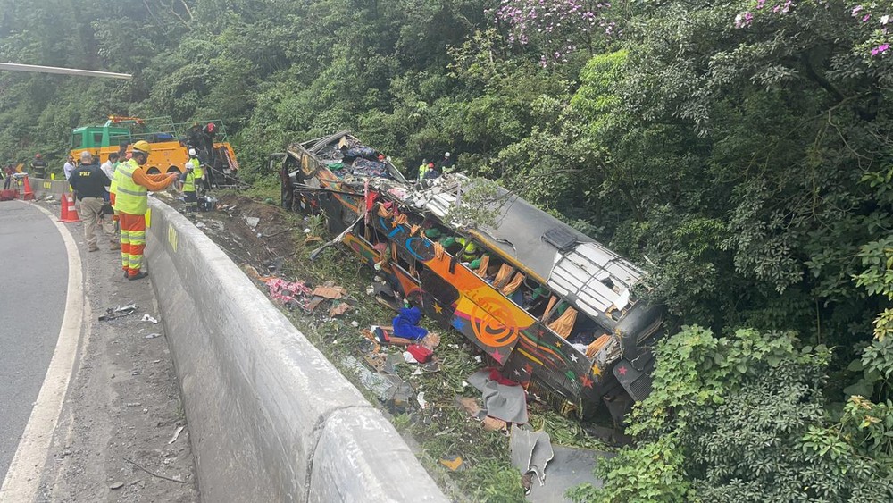 Ônibus saiu da pista e tombou, em Guaratuba (Foto: Reprodução / Arquivo pessoal)