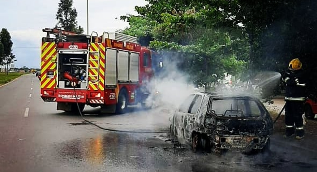 Bombeiros combatem incêndio em veículo na GO-040, em Aparecida de Goiânia