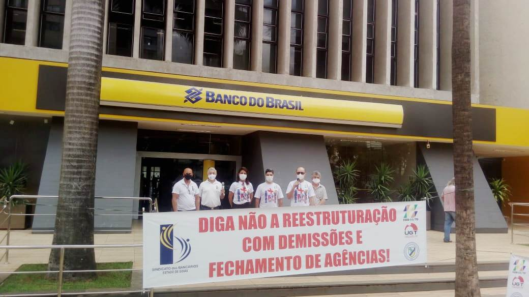 Bancários protestam em frente ao Banco do Brasil, em Goiânia