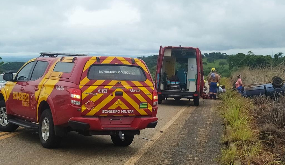 Acidente envolvendo dois carros deixa quatro feridos na GO-338