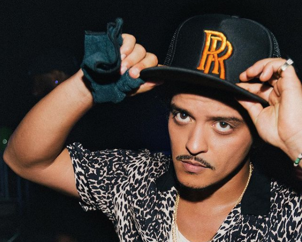 Idosa que achava que namorava Bruno Mars perde R$ 537 mil para golpista