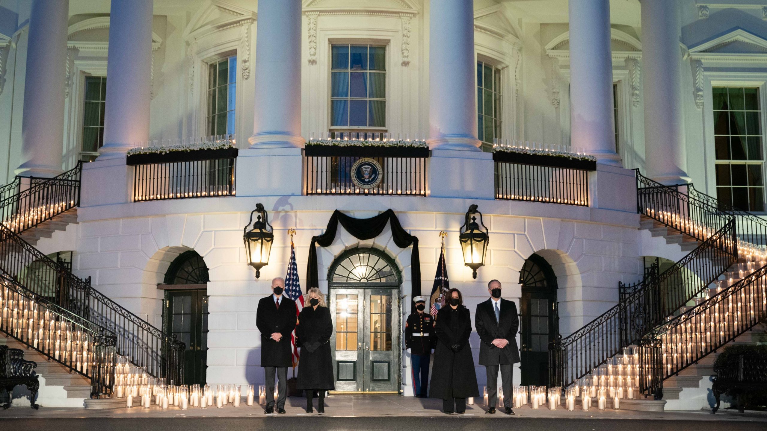 Biden e Kamala prestam homenagem a meio milhão de mortos por covid-19 nos EUA