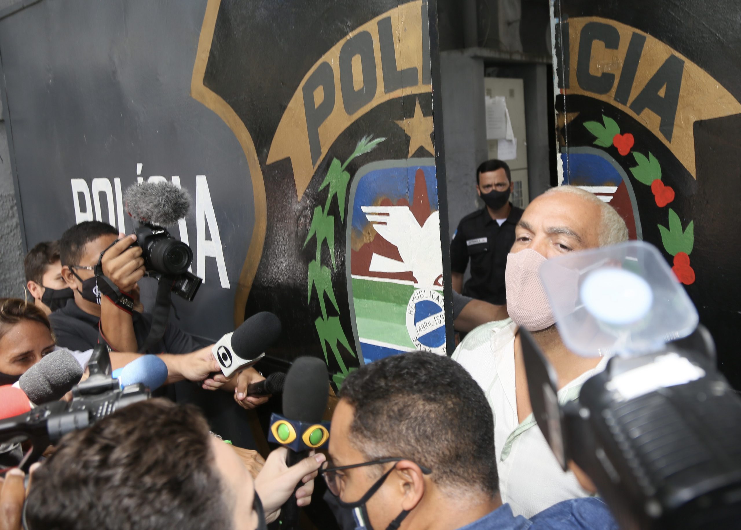 Belo é solto após prisão por fazer show clandestino; confira imagens