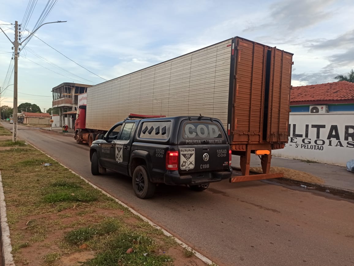 Policiais apreendem 40 toneladas de madeira fora de rota em Goiás