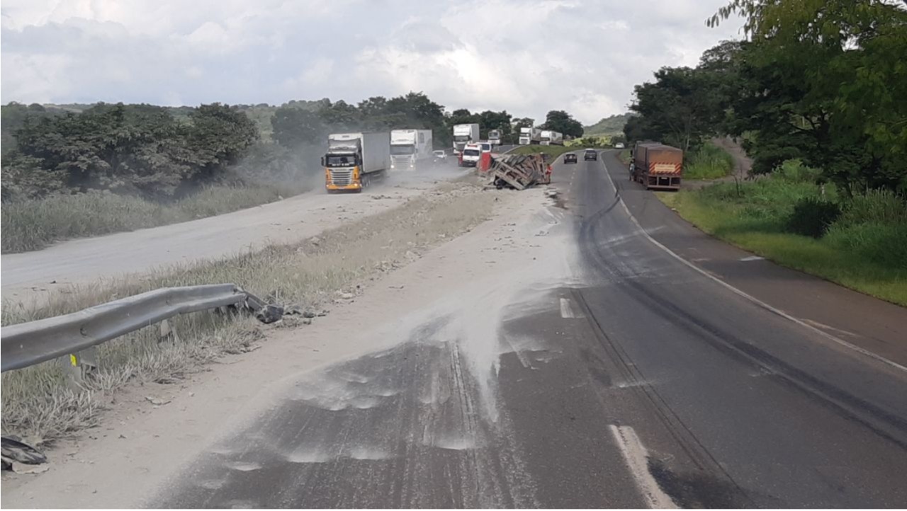 Motorista perde o controle e tomba caminhão de cimento na BR-060, em Alexânia