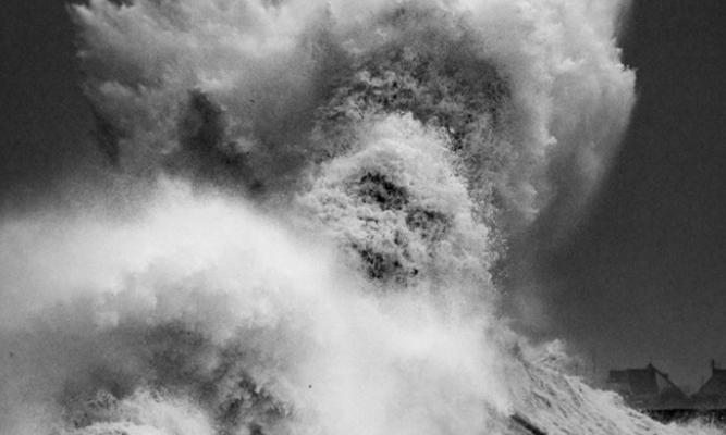 Fotógrafo registra 'rosto de Poseidon' em onda durante tempestade na França - DEUS - GREGO