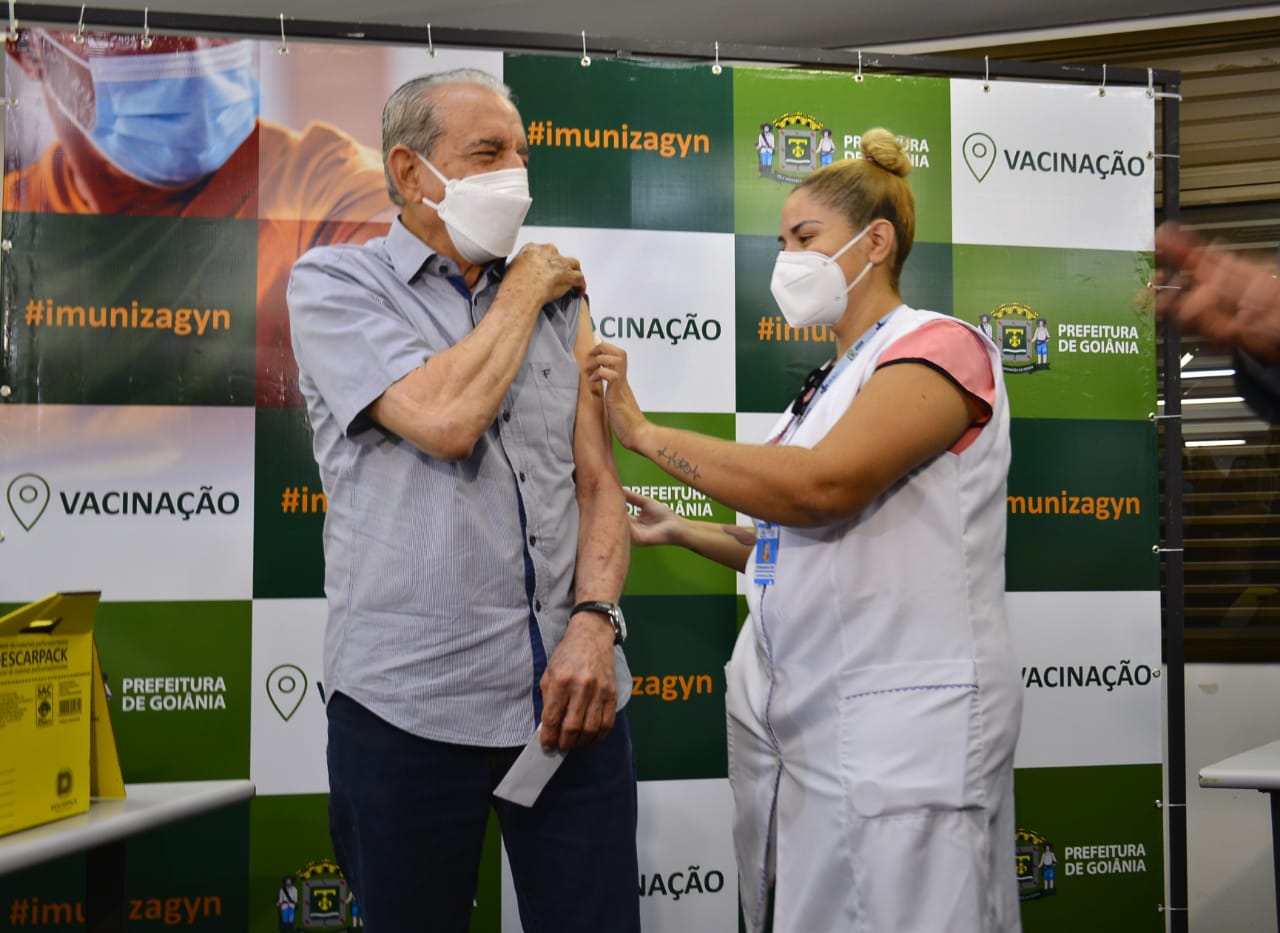 Iris recebe a primeira aplicação da vacina CoronaVac, em Goiânia (Foto: Jucimar de Sousa/Mais Goiás)