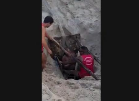 Homem fica soterrado ao tentar cavar poço na praia de Copacabana - bombeiros