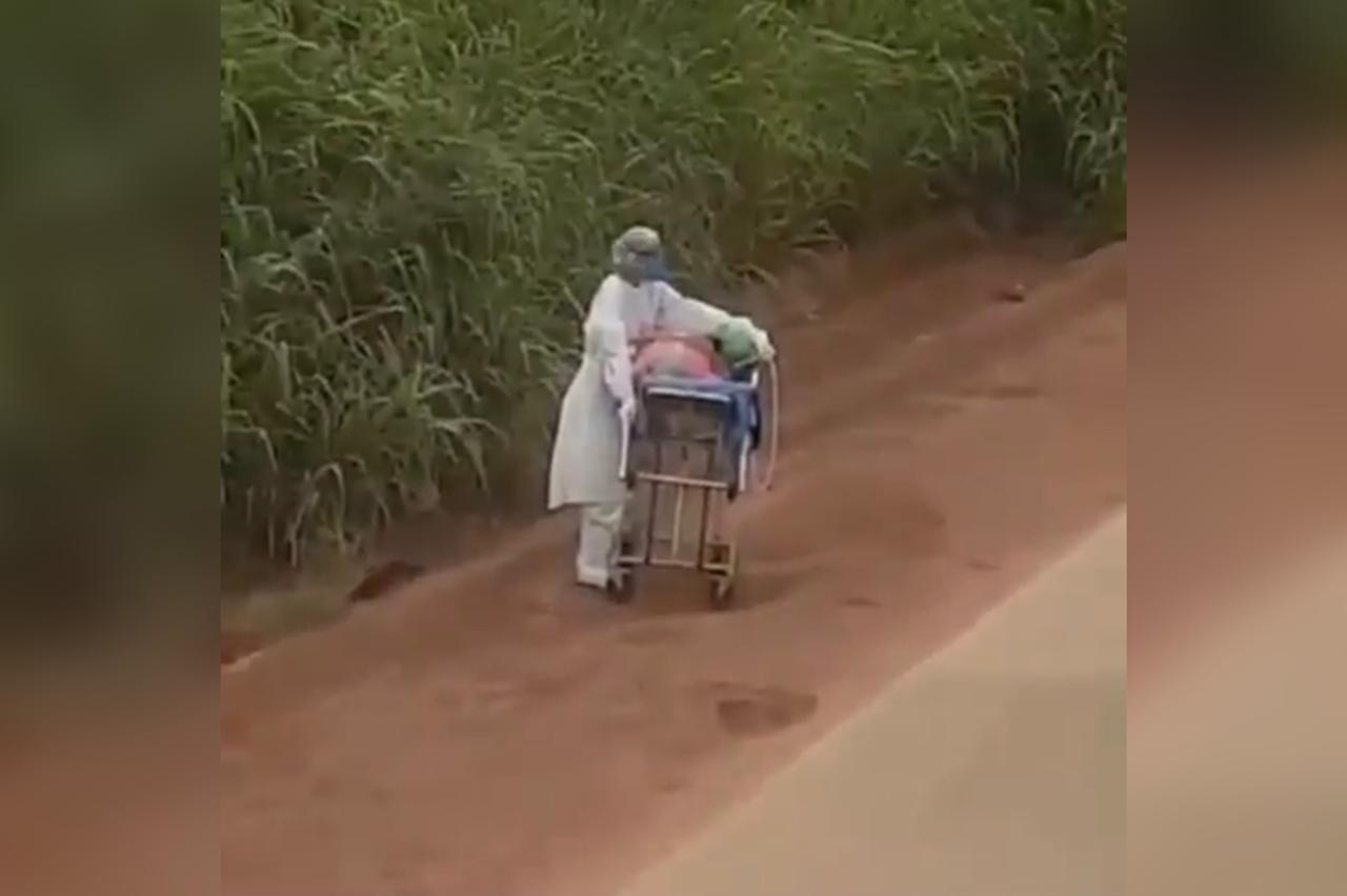 Vídeo mostra enfermeira prestes a levar paciente a pé para hospital por causa de engarrafamento