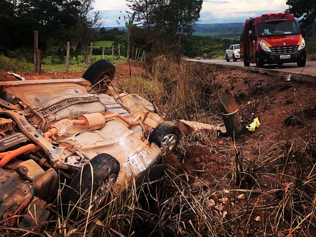 Capotamento deixa 5 feridos na GO-417, entre Cachoeira de Goiás e Aurilândia