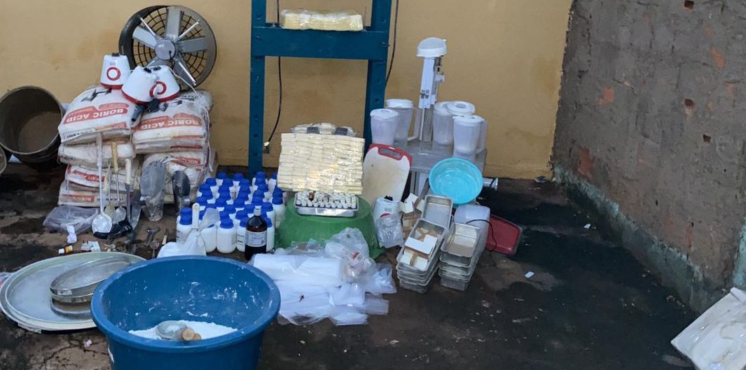 A Polícia Militar (PM) encontrou, na noite de sexta-feira (19), um laboratório de drogas em uma casa localizada no Setor Recreio do Funcionário Público, em Goiânia. (Foto: divulgação/PM)