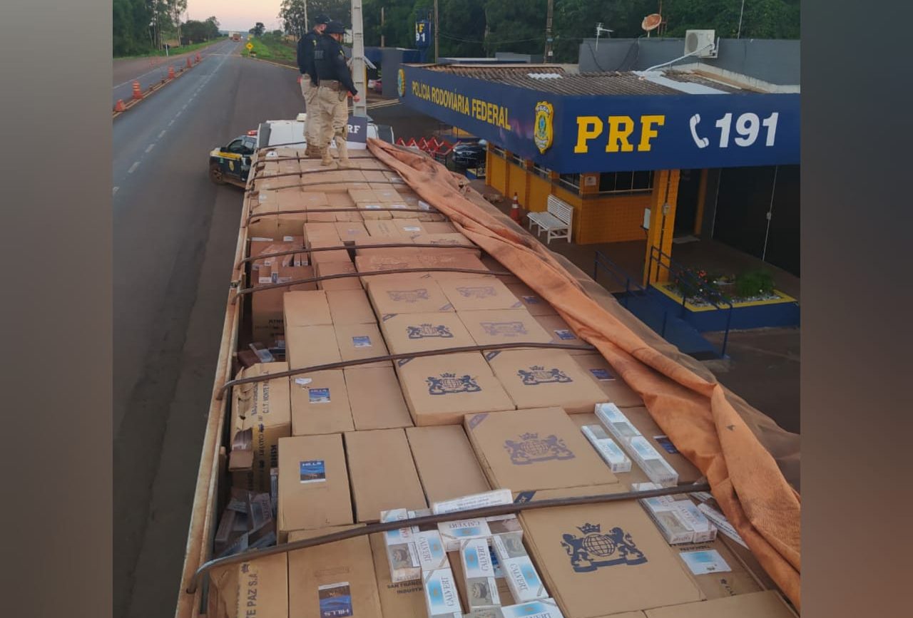 Uma carga com cerca de 300 mil maços de cigarros contrabandeados foi apreendida na cidade de Jataí, região Sudoeste de Goiás. (Foto: divulgação/PRF)