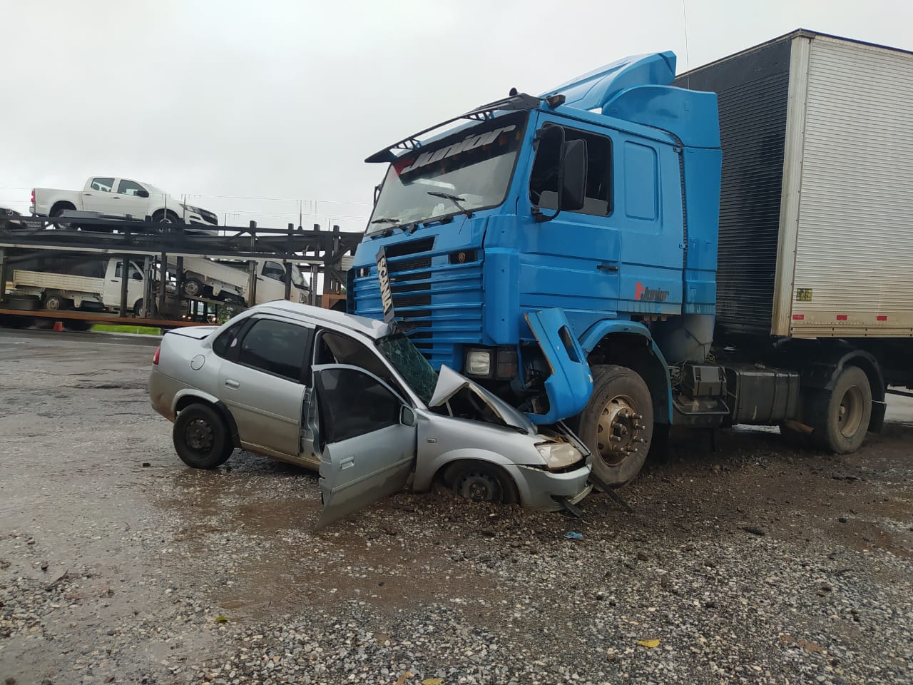 Colisão entre caminhão e carro deixa um morto e um ferido na BR-153, em Porangatu