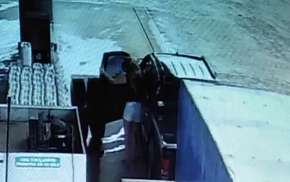 No município de Goiás, pneu de caminhão se solta, entra em posto e quase atinge mulher; veja - susto