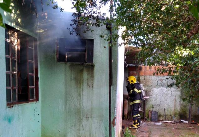 Bombeiros combatem incêndio que atingiu uma casa em Luziânia - O Corpo de Bombeiros Militar (CBM) combateu, nesta terça-feira (23), um incêndio que atingiu uma casa - fogo