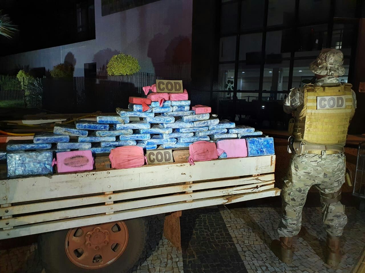 Policiais apreendem carga de cocaína avaliada em R$ 1,5 milhão em Itumbiara Policiais apreenderam uma carga de cocaína avaliada em aproximadamente R$ 1,5 milhão nesta quarta-feira (24), em Itumbiara, na região Sul de Goiás