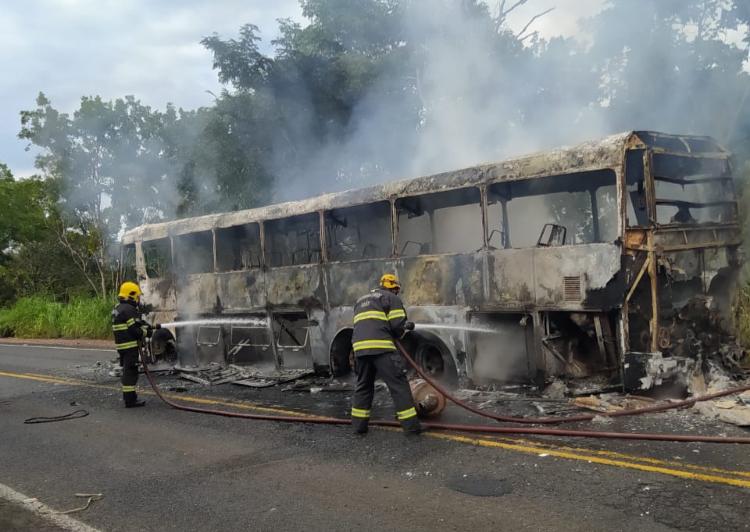 Bombeiros controlam fogo em ônibus na GO -139, em Corumbaíba