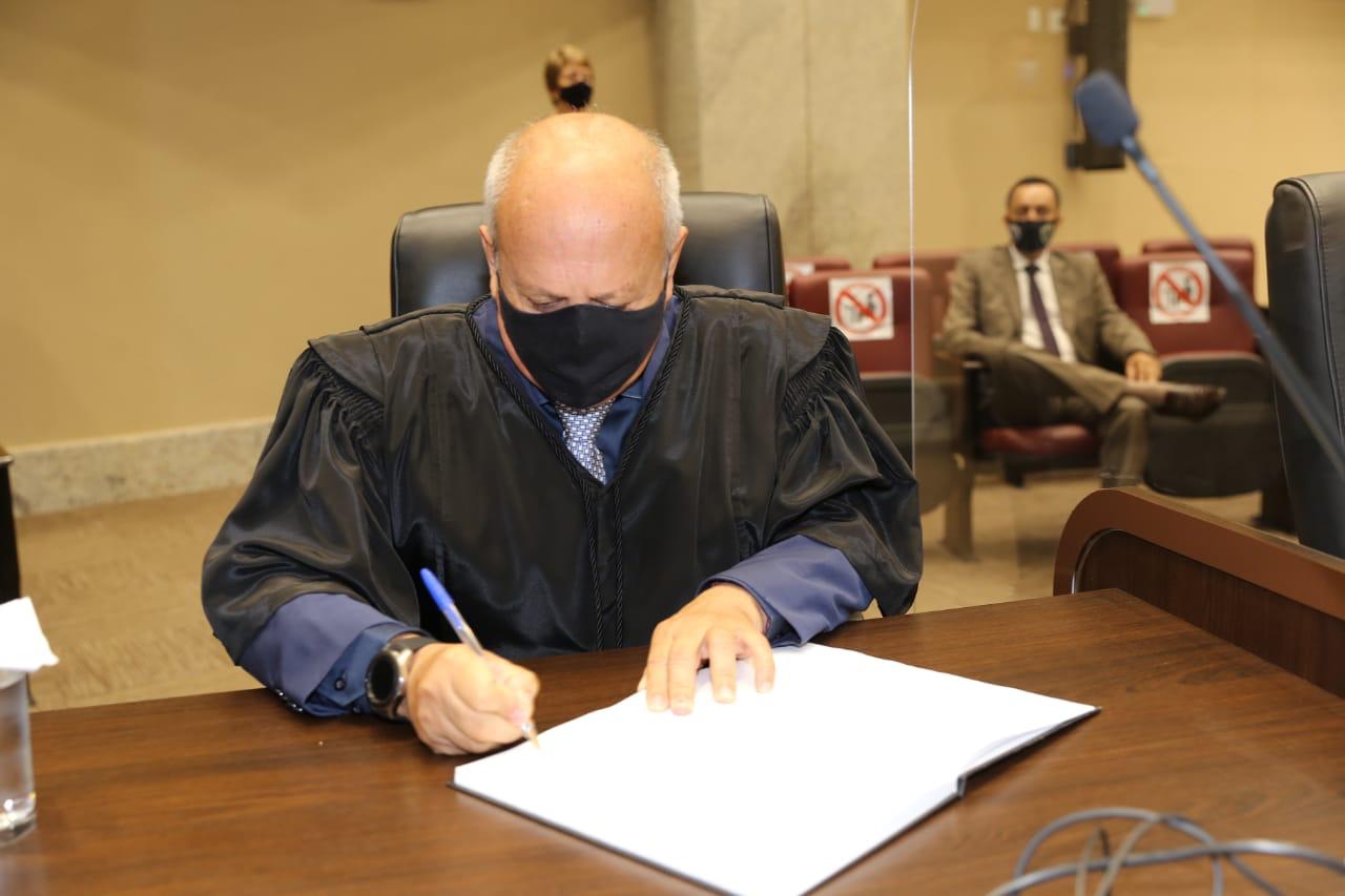 O juiz substituto em segundo grau, Maurício Porfírio Rosa, foi empossado como desembargador do Tribunal de Justiça de Goiás (TJ-GO). (Foto: divulgação/TJ)