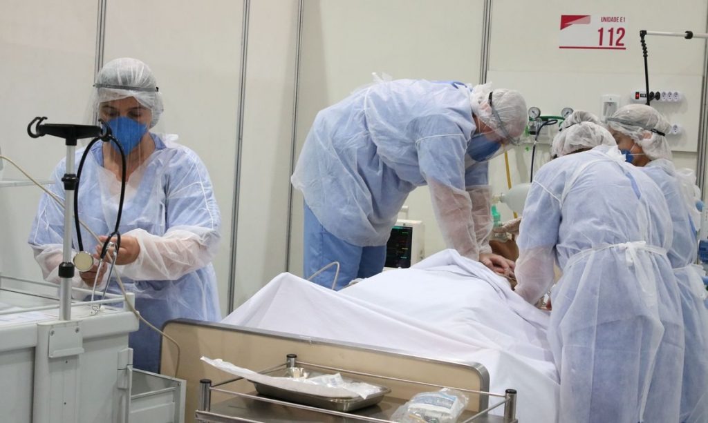 Pacientes com covid-19 morrem à espera de UTI em SC; centenas estão na fila