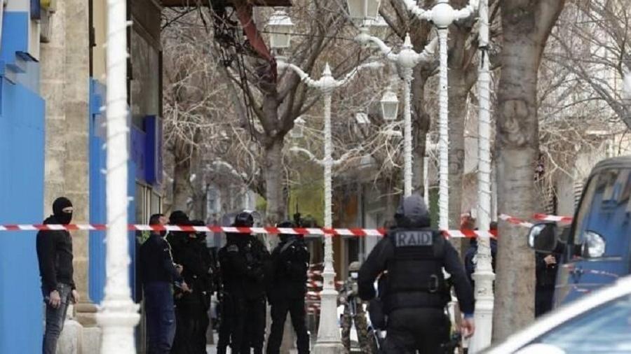 Homem é preso após jogar cabeça humana pela janela na França