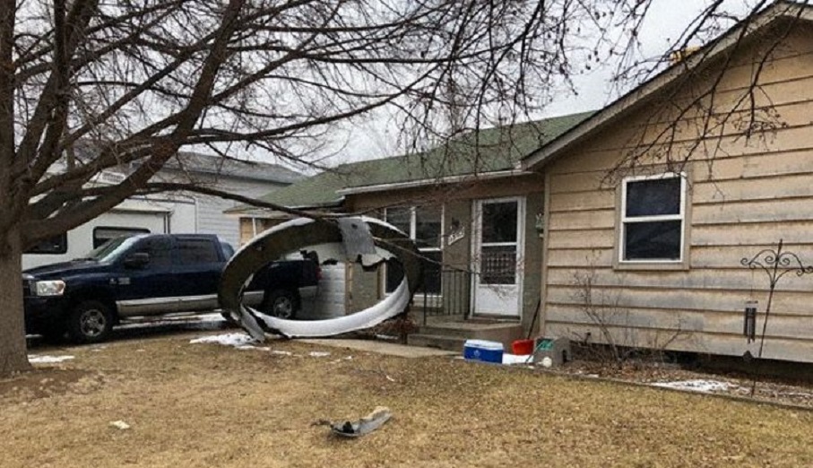 Destroços de avião caem perto de casa em subúrbio de Denver, Estados Unidos