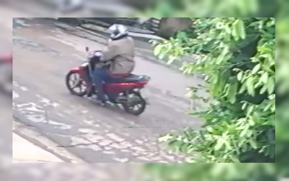 Homem é preso suspeito de roubar mulheres em uma moto, em Goiânia
