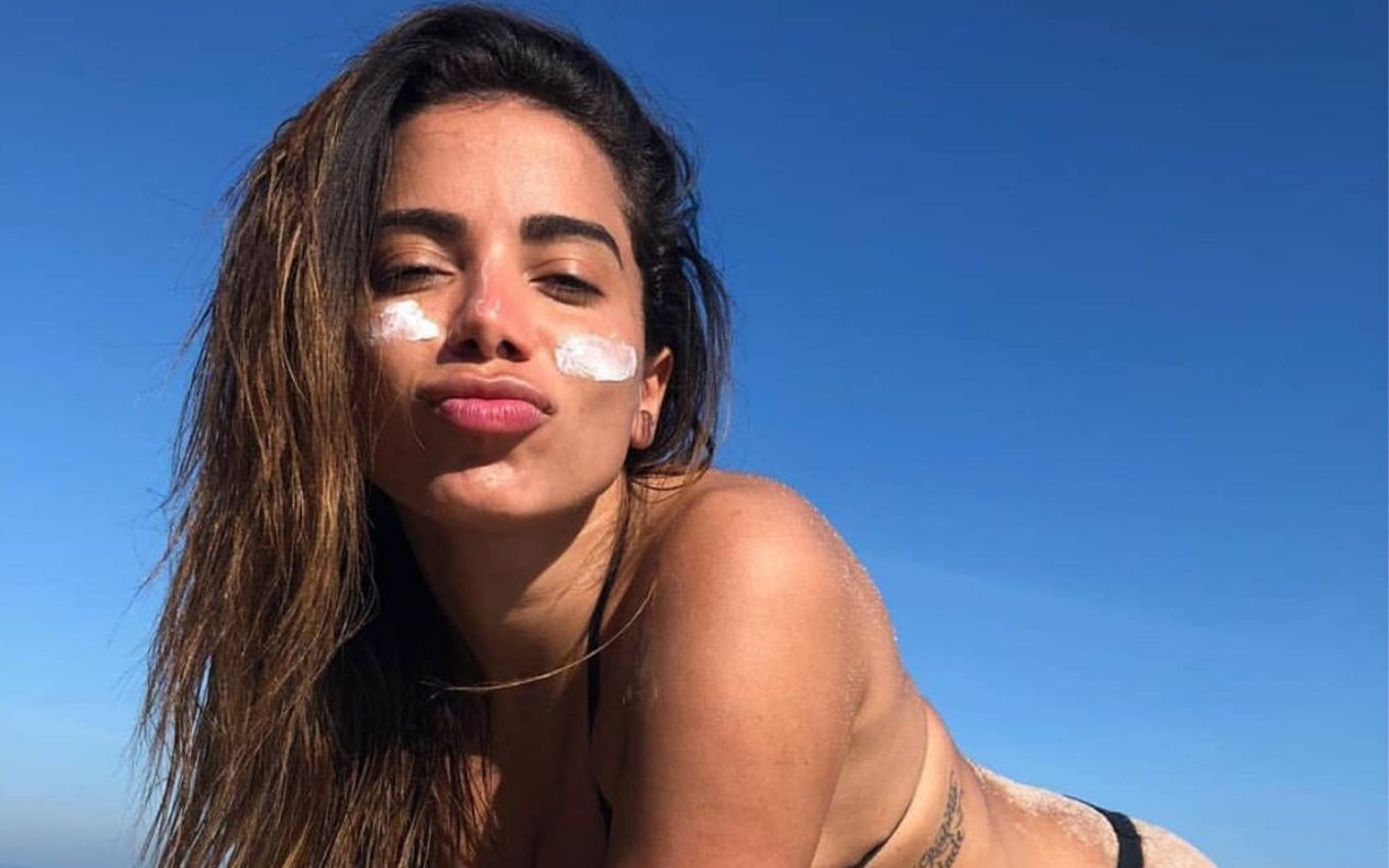 Anitta anuncia reality show próprio, com nove convidados isolados em uma ilha