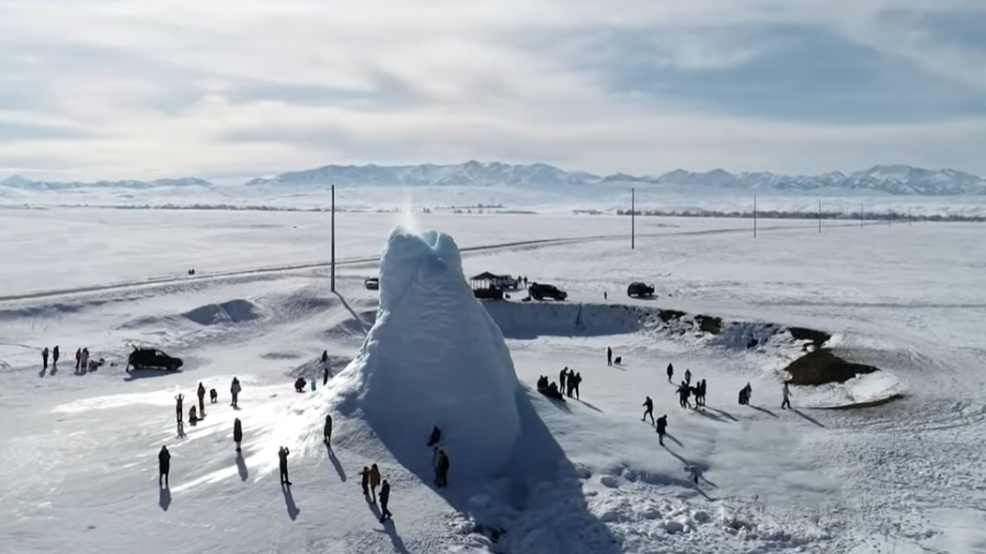 'Vulcão de gelo' jorra vapor e atrai curiosos ao Cazaquistão