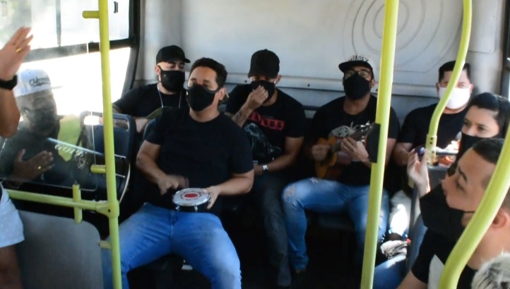 Músicos de Goiânia tocaram pagode dentro de um ônibus como forma de protesto contra a proibição de shows ao vivo em bares e restaurantes. (Foto: reprodução)