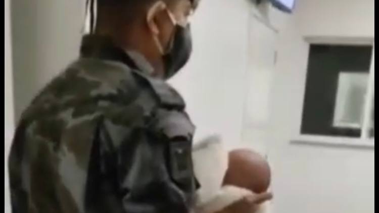 Vídeo mostra momento em que PM salva recém-nascido de 45 dias engasgado