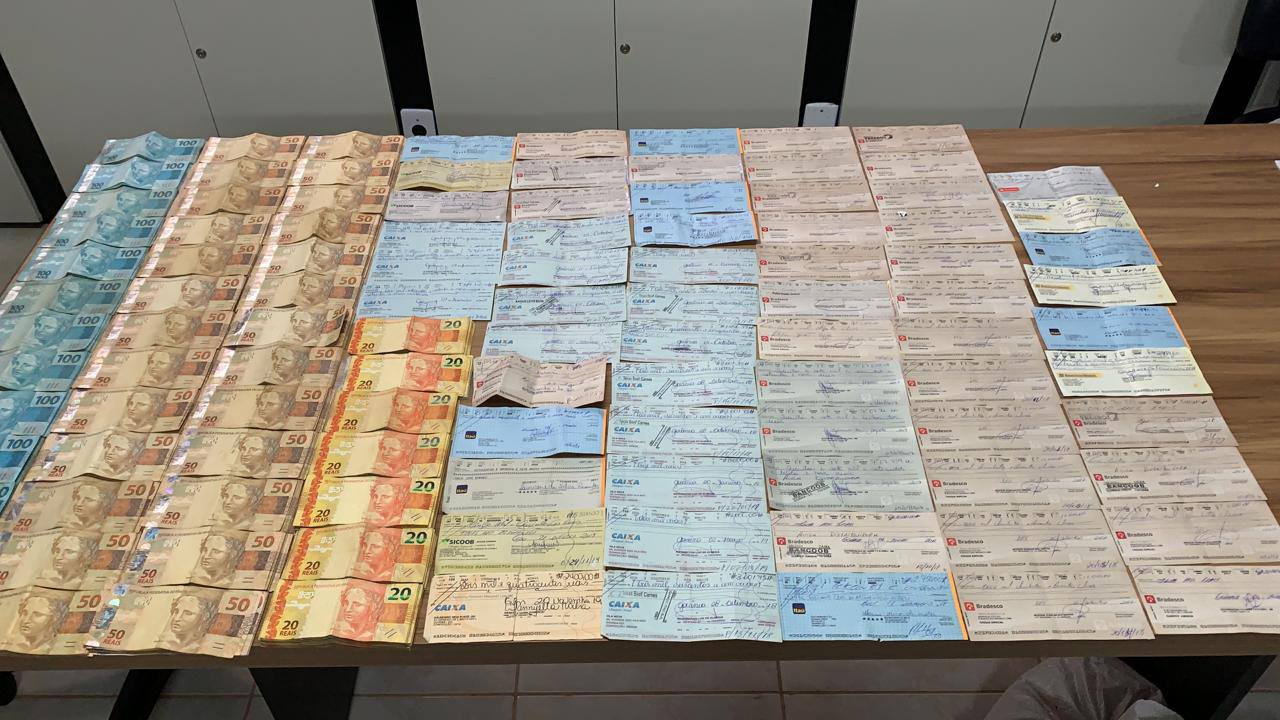 Suspeitos de roubar carga de R$ 500 mil e manter motorista refém são presos