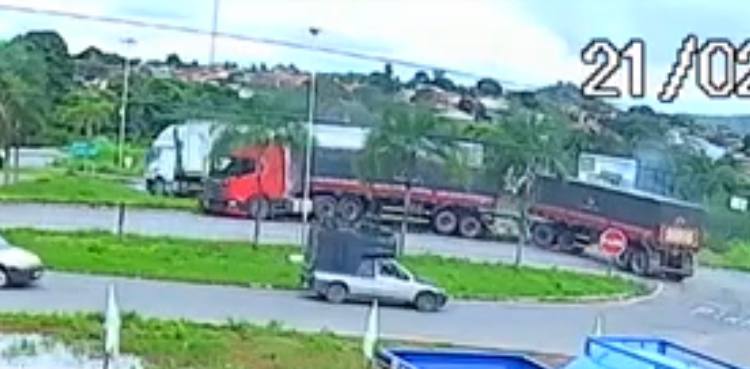 Motorista não respeita 'pare' e causa acidente entre dois caminhões em Uruaçu